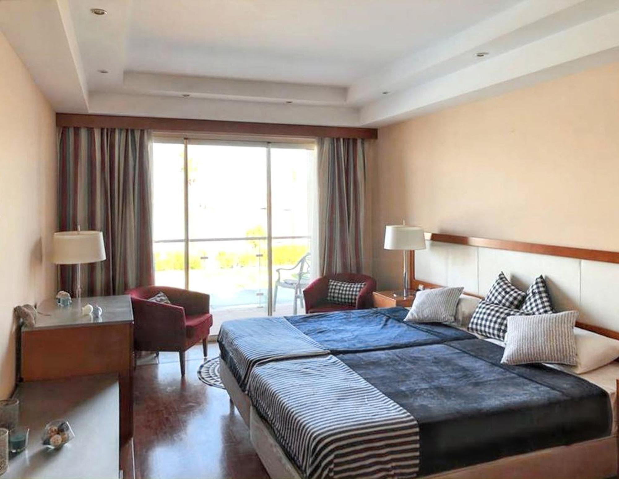 Seaside Serenity: One-Bedroom Retreat with Private Pool Estombar Exterior photo