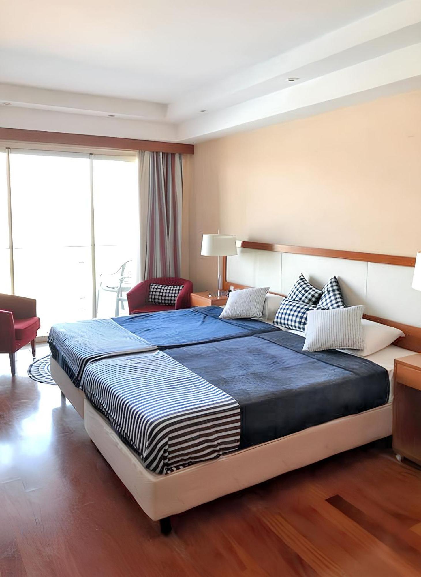 Seaside Serenity: One-Bedroom Retreat with Private Pool Estombar Exterior photo