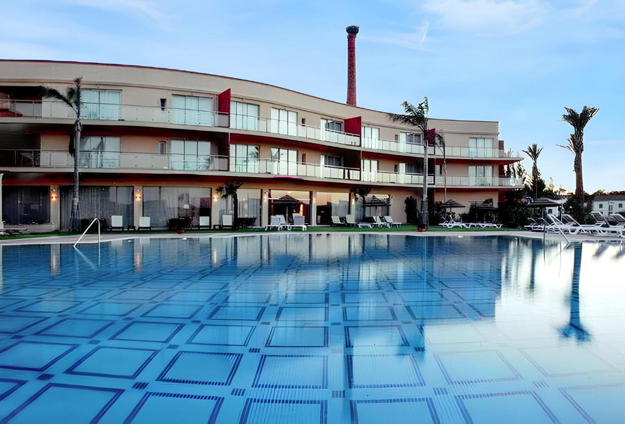Seaside Serenity: One-Bedroom Retreat with Private Pool Estombar Exterior photo