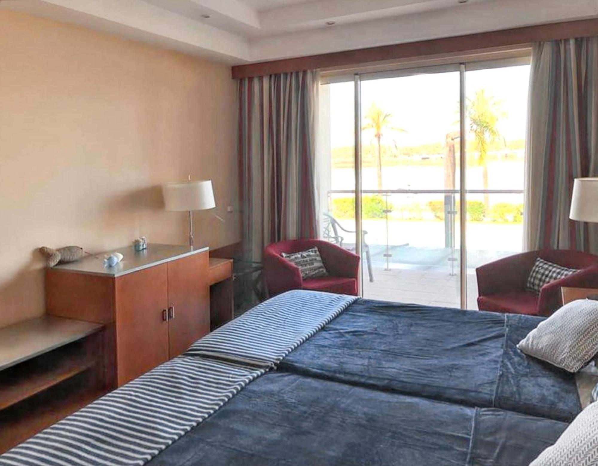 Seaside Serenity: One-Bedroom Retreat with Private Pool Estombar Exterior photo